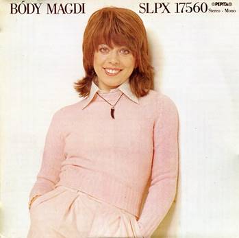 Ein Bild, das Person, Kleidung, Wand, Text enth�lt.

Automatisch generierte Beschreibung