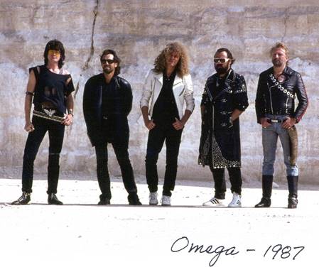 Ein Bild, das Kleidung, Schuhwerk, Person, Handschrift enth�lt.

Automatisch generierte Beschreibung