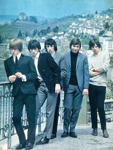 Ein Bild, das Person, drau�en, Geb�ude, stehend enth�lt.

Automatisch generierte Beschreibung