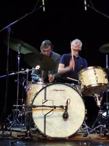 Ein Bild, das Musik, Musikinstrument, Schlaginstrument, Musiker enth�lt.

Automatisch generierte Beschreibung