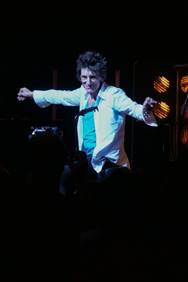 Ein Bild, das Konzert, Person, Kleidung, Unterhaltung enth�lt.

Automatisch generierte Beschreibung