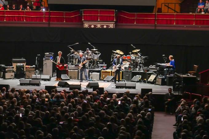 Ein Bild, das Konzert, Person, B�hne, Darbietung enth�lt.

Automatisch generierte Beschreibung