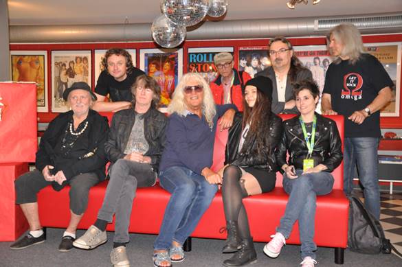 Ein Bild, das Kleidung, Person, Schuhwerk, Jeans enth�lt.

Automatisch generierte Beschreibung