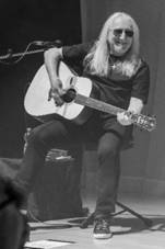 Ein Bild, das Kleidung, Konzert, Musikinstrument, Person enth�lt.

Automatisch generierte Beschreibung