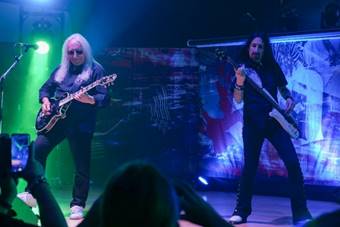 Ein Bild, das Konzert, Musikinstrument, Darbietung, Unterhaltung enth�lt.

Automatisch generierte Beschreibung