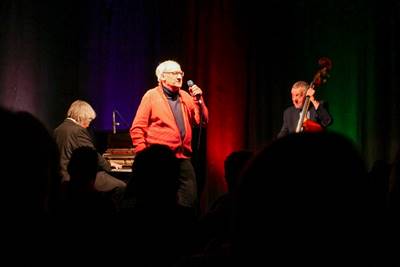 Ein Bild, das Kleidung, Person, Mann, Theater enth�lt.

Automatisch generierte Beschreibung