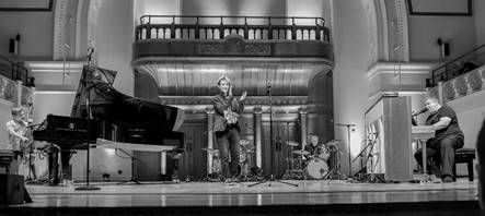 Ein Bild, das Schwarzwei�, Musikinstrument, Im Haus, monochrom enth�lt.

Automatisch generierte Beschreibung