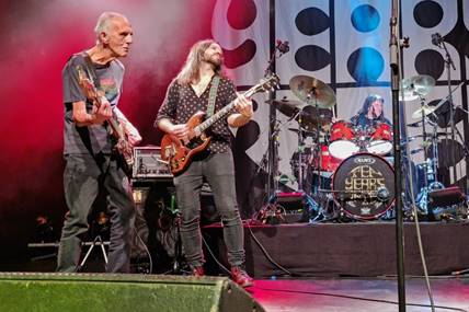 Ein Bild, das Konzert, Musikinstrument, Darbietung, Musiker enth�lt.

Automatisch generierte Beschreibung