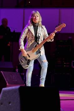 Ein Bild, das Person, Phase, drinnen, Wand enth�lt.

Automatisch generierte Beschreibung