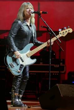 Ein Bild, das drinnen, Wand, Boden, haltend enth�lt.

Automatisch generierte Beschreibung