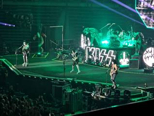 Ein Bild, das Konzert, B�hne, Darbietung, Unterhaltung enth�lt.

Automatisch generierte Beschreibung