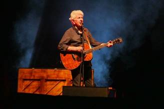 Ein Bild, das Konzert, Musikinstrument, Musiker, Saiteninstrument enth�lt.

Automatisch generierte Beschreibung