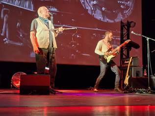 Ein Bild, das Konzert, Darbietung, Unterhaltung, Kleidung enth�lt.

Automatisch generierte Beschreibung