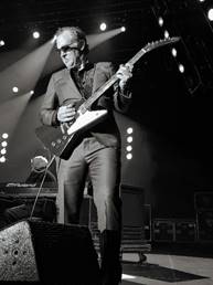 Ein Bild, das Konzert, Kleidung, Musikinstrument, Person enth�lt.

Automatisch generierte Beschreibung