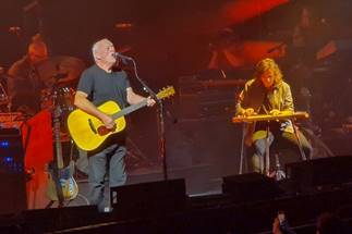 Ein Bild, das Musikinstrument, Konzert, Musiker, Darbietung enth�lt.

Automatisch generierte Beschreibung