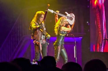 Ein Bild, das Konzert, Darbietung, Unterhaltung, Auftritt enth�lt.

Automatisch generierte Beschreibung